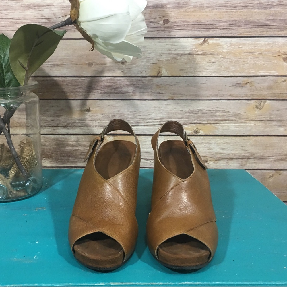 Aerosoles wedge sandal. Brown leather with buckle.